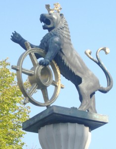 Wappenfigur der Stadt Ratingen auf einer Säule am Markt (Rad und Bergischer Löwe)