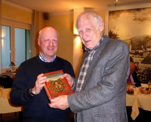 Dr. Ingo Niebel und Kurt Hamburger mit dem Originalband von W. Müller von Königswinter - Rheinischer Poet