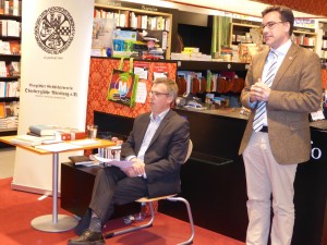 Herr Dräger begrüßt Herrn Schikowski