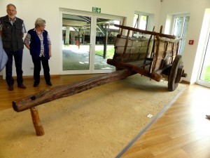 Ochsenkarren mit Schmierachse ohne Metall - im Eingangsbereich.