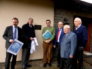 Die Plakette ist enthüllt. Prof. E. Grothe, stellvertr. Landrat F. Wilke, M. Dräger, Dr. A. Rothkopf, K.A. Noss, W. Hahn 