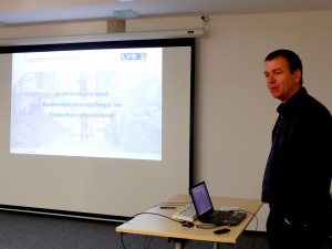 Dr. Claßen spricht zu Aufgaben und Methoden von Bodendenkmalpflege und Archäologie