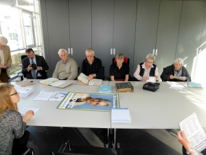 Mitglieder studieren Archivgut