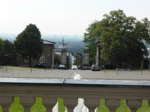 Blick vom Balkon des Schlossen auf den Kölner Dom