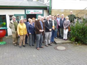 BGV-Besuchergruppe vor dem "Saftladen"